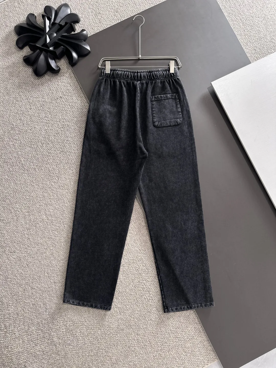 Next day shipment P360 Stone lsland/Stone Island Exclusively launches 25ss autumn and winter new high-quality trousers. Compare real-life details at will. Craftsmanship that ordinary small workshops cannot copy. Top-level ZP development. Unique imported fabric feel. Purely imported German machine production. Precision operation. Ten thousand needle density. A pair of trousers with rich details. You can see the development strength. A full set of new accessories are customized simultaneously. Simple yet elegant. Soft, delicate and comfortable. The upper body is versatile and fashionable. A perfect choice for autumn and winter. A must-have item. Loose fit. Please refer to the size chart when placing an order: S to XXL (or state your height and weight when placing an order)